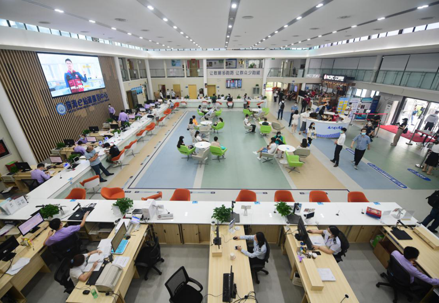 前海在金融、物流、專業(yè)服務等領域放寬市場準入，持續(xù)實施“開辦企業(yè)一窗通”等改革舉措，率先推出“深港通注冊易”，方便港澳企業(yè)在本地注冊前海企業(yè)。