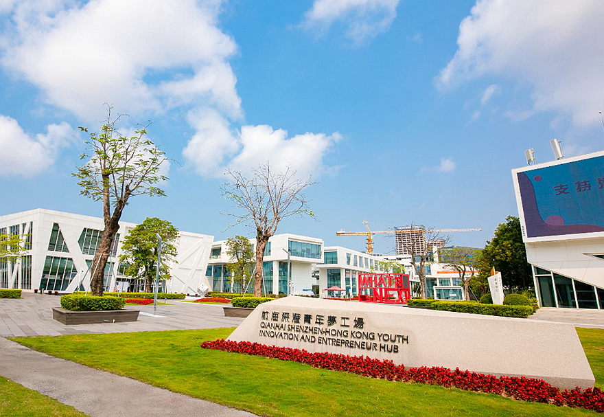 前海合作區(qū)提供港澳青年發(fā)展的理想平臺。截至2021年9月，前海發(fā)放資金支持港澳青年發(fā)展，“支持港澳青年發(fā)展專項資金”已累計發(fā)放7批次，9800余萬元，認定境外高端人才和緊缺人才1611人次，香港籍人才占總認定人數(shù)50%以上。前海深港青年夢工場累計孵化創(chuàng)業(yè)團隊中，香港團隊已有245家。目前夢工場二期已正式啟用，新增空間面積約1.9萬平方米。
