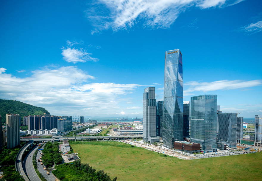 前海聯(lián)動香港打造國際化營商環(huán)境，對標世界銀行營商環(huán)境指標體系，在開辦企業(yè)、建筑許可、跨境貿易等十大領域連年改善。