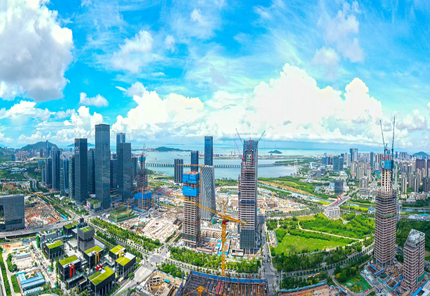 中共中央、國務院賦予前海更大使命，全面深化前海深港現(xiàn)代服務業(yè)合作區(qū)改革開放，支持前海實行比特區(qū)更特的政策。改革空間、開放力度前所未有，帶動拓展港澳產(chǎn)業(yè)發(fā)展新空間，彰顯“一國兩制”強大生命力和優(yōu)越性。探索的腳步從未停歇，更高站位、更大格局、更寬視野，深港正擁抱開放，昂首闊步邁向新未來。