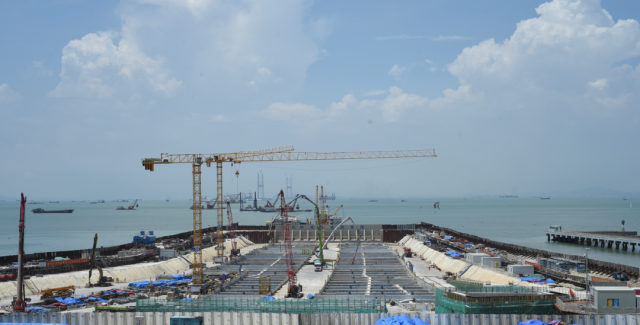 深中通道東人工島主線堰筑段隧道建設(shè)現(xiàn)場。