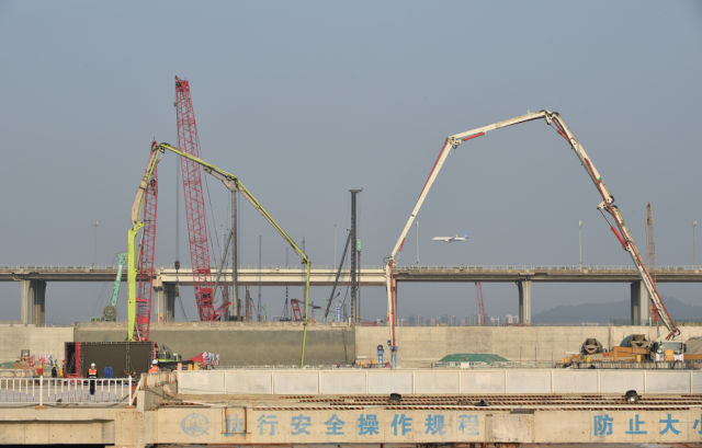 現(xiàn)場正在進行澆筑作業(yè)。