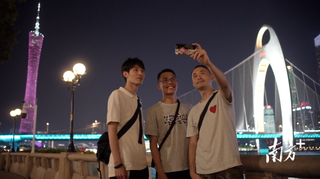 莫仲翹（右）時(shí)常約上同樣來自香港的師弟們一起在廣州游覽。受訪者供圖