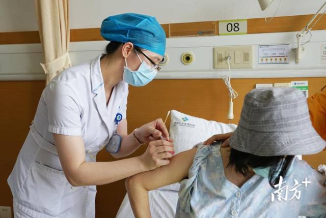  怀孕28周的杨女士成功注射了第一剂抗D免疫球蛋白注射液，成为“港澳药械通”首个药品运抵香港大学深圳医院以来的第一个受益者。