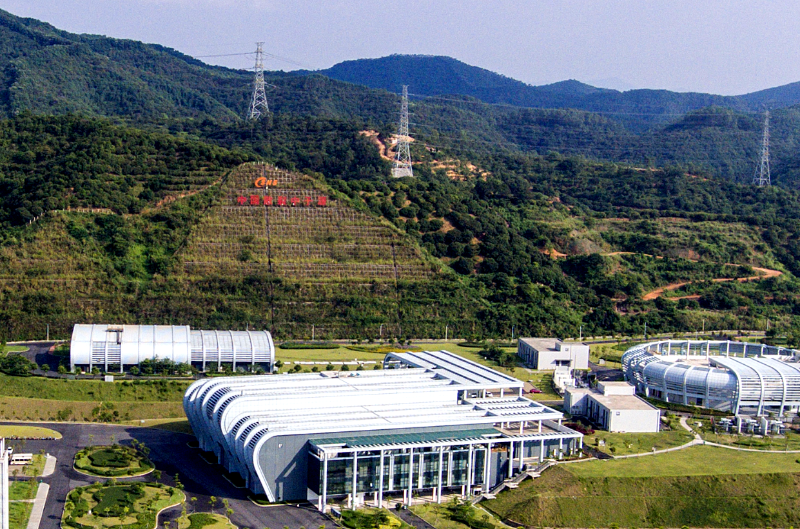 2007年2月13日，中科院與廣東省人民政府簽署了《中國科學(xué)院、廣東省人民政府關(guān)于中國散裂中子源項目暨廣東東莞散裂中子源國家實驗室合作備忘錄》。同年4月，廣東東莞中子科學(xué)中心在松山湖科技產(chǎn)業(yè)園區(qū)正式掛牌，標(biāo)志著我國首臺散裂中子源項目建設(shè)及東莞散裂中子源國家實驗室正式啟動。圖為中國散裂中子源園區(qū)。