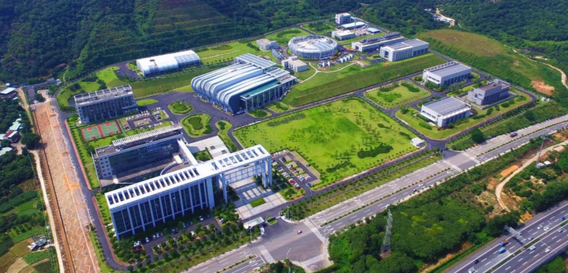 中國散裂中子源涵蓋我國凝聚態(tài)物理、化學(xué)、材料等多學(xué)科領(lǐng)域應(yīng)用的需要，同時兼顧生命科學(xué)、工業(yè)應(yīng)用等領(lǐng)域研究的應(yīng)用需求。從2018年9月至今，中國散裂中子源已完成六輪運(yùn)行，注冊用戶超3400人，完成課題700余項，已在Science、Nature Communication、Advanced Materials，JACS等期刊發(fā)表文章，并為部分國家重大需求和產(chǎn)業(yè)界需求提供技術(shù)支撐。圖為位于東莞大朗的中國散裂中子源。