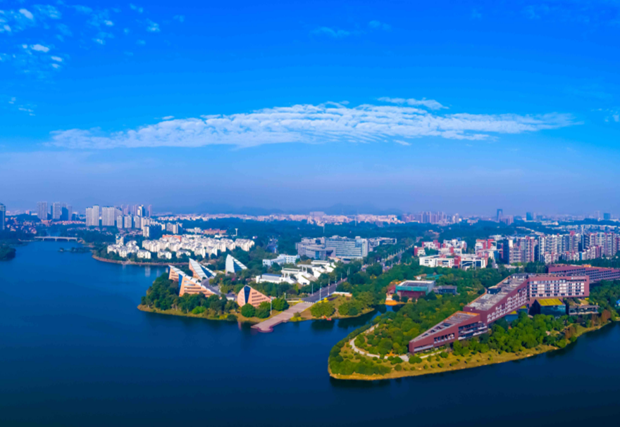 松山湖高新區(qū)位于東莞，坐落于粵港澳大灣區(qū)的黃金腹地，南鄰香港、深圳，北靠廣州，是廣深港澳科技創(chuàng)新走廊的核心創(chuàng)新平臺(tái)，目前在全國(guó)高新區(qū)的綜合排名第25位，園區(qū)共有企業(yè)12569家，其中 “四上企業(yè)”共525家，上市企業(yè)6家，上市后備企業(yè)39家，營(yíng)業(yè)收入超億元的企業(yè)160家。圖為松山湖科學(xué)城。