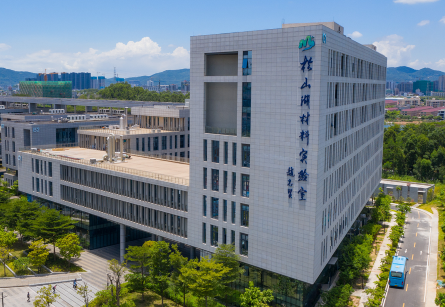 加速打造一流創(chuàng)新環(huán)境。截至目前，松山湖擁有國(guó)家高新技術(shù)企業(yè)509家、新型研發(fā)機(jī)構(gòu)30家、國(guó)家級(jí)孵化器14家、市級(jí)以上重點(diǎn)實(shí)驗(yàn)室和工程技術(shù)研究中心217個(gè)。規(guī)上企業(yè)研發(fā)中心覆蓋率57.47%，R&D占GDP的比例為15.28%。累計(jì)擁有各類國(guó)家級(jí)人才75名，其中擁有雙聘院士21名，占全市100%，另有33名院士通過(guò)項(xiàng)目合作等特聘方式在園區(qū)開展科研工作；。圖為松山湖材料實(shí)驗(yàn)室（一期）。