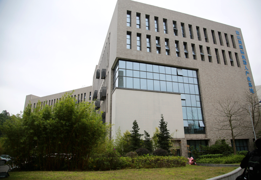 引進(jìn)一流科技型龍頭企業(yè)。做大做強(qiáng)做全信息技術(shù)產(chǎn)業(yè)，聚集了華為終端、華貝電子、生益科技等一批龍頭企業(yè)。重點(diǎn)拓展生物產(chǎn)業(yè)，引進(jìn)了東陽(yáng)光、紅珊瑚藥業(yè)等生物產(chǎn)業(yè)企業(yè)，聚集各類生物技術(shù)企業(yè)超過(guò)300家。大力推進(jìn)智能裝備制造產(chǎn)業(yè)，引進(jìn)匯川科技、拓斯達(dá)等一批代表企業(yè)，形成了以機(jī)器人系統(tǒng)集成商、核心零部件企業(yè)和智能裝備企業(yè)為主體的機(jī)器人產(chǎn)業(yè)集群。圖為松山湖國(guó)際機(jī)器人產(chǎn)業(yè)基地。