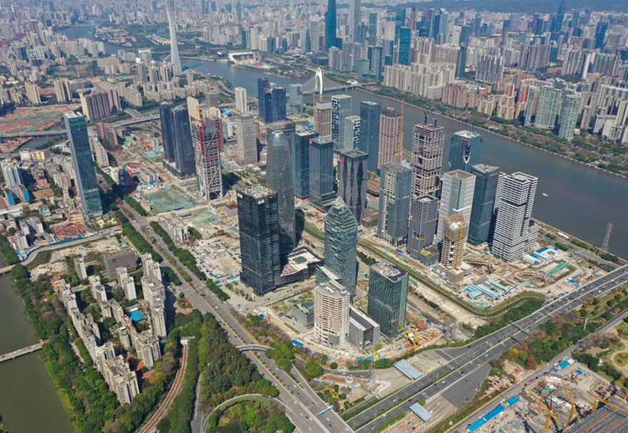 南粵大地，珠水江畔，有這樣一個(gè)地方，走在了時(shí)代的前沿，這就是廣州人工智能與數(shù)字經(jīng)濟(jì)試驗(yàn)區(qū)。試驗(yàn)區(qū)位于廣州中心城區(qū)，以人工智能與數(shù)字經(jīng)濟(jì)為主導(dǎo)產(chǎn)業(yè)，未來(lái)將著力引進(jìn)人工智能、數(shù)字經(jīng)濟(jì)、云計(jì)算、數(shù)據(jù)科學(xué)、大數(shù)據(jù)等信息技術(shù)的總部企業(yè)、高新科技企業(yè)和科研機(jī)構(gòu)。截至2021年上半年，試驗(yàn)區(qū)內(nèi)注冊(cè)企業(yè)超8萬(wàn)家，同比增加約1.2萬(wàn)家，數(shù)字經(jīng)濟(jì)核心產(chǎn)業(yè)企業(yè)1.03萬(wàn)家。圖為琶洲核心片區(qū)俯瞰圖。