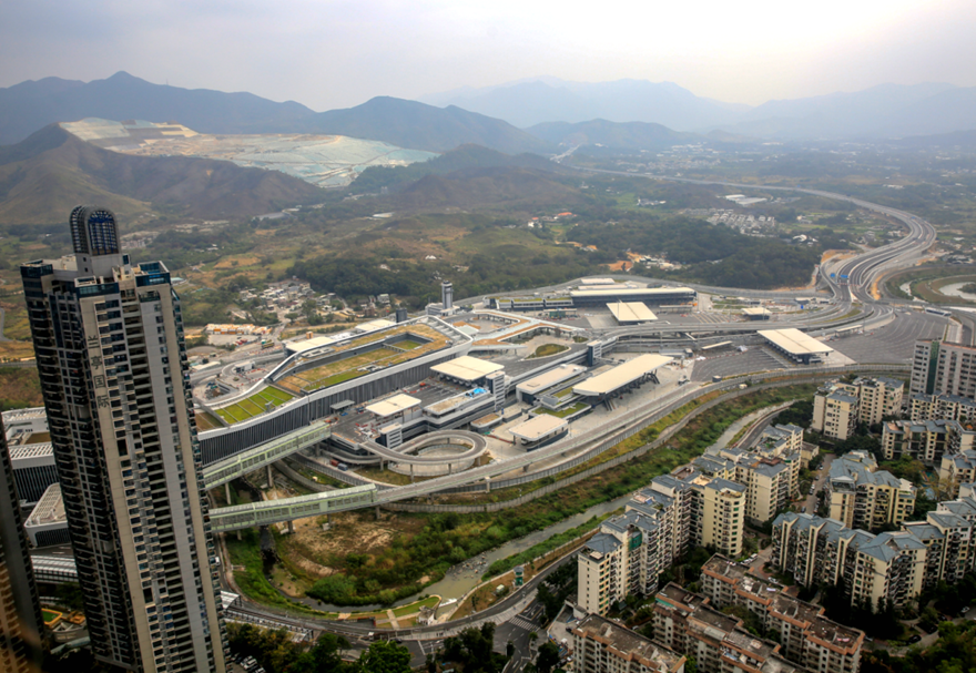 口岸主體建筑橫跨深圳河兩岸，主要包括旅檢大樓、貨檢區(qū)、市政配套工程和跨境橋四部分。口岸實(shí)行“兩地兩檢”和車輛“一站式”查驗(yàn)通關(guān)模式。其中，“一站式”通關(guān)模式的與傳統(tǒng)過關(guān)需要經(jīng)過層層“關(guān)卡”不同，通過共享前端交通指引、電子欄桿、監(jiān)控、遠(yuǎn)距離讀卡等采集設(shè)備，車輛通關(guān)只需一次停車，便可實(shí)現(xiàn)口岸查驗(yàn)單位共同檢查、一次放行，通關(guān)時間可縮短至10至15秒。圖為蓮塘/香園圍口岸。