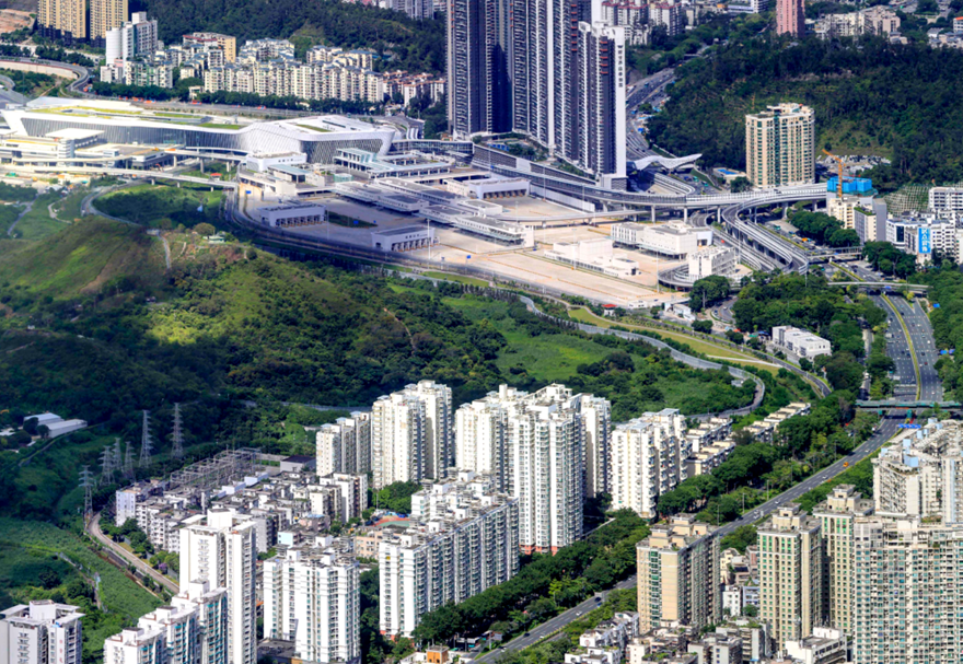 口岸設(shè)計(jì)通關(guān)能力為旅客30000人次/日，車輛17850輛次/日。旅客出入境各設(shè)置查驗(yàn)通道29條，其中人工通道6條、自助通道21條、工作人員通道2條；車輛出入境查驗(yàn)通道11條，其中貨車7條、客車4條。在旅檢大廳預(yù)設(shè)臨時人工查驗(yàn)臺12個，節(jié)假日和客流高峰期間，可隨時增開人工通道，疏導(dǎo)效率可提升83%。圖為蓮塘/香園圍口岸。
