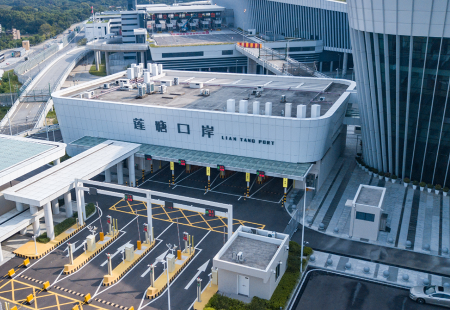 口岸貨檢區(qū)域還投入使用了8個海關(guān)“冷鏈查驗(yàn)平臺”，這也是深圳公路口岸中首個配備冷鏈查驗(yàn)設(shè)施設(shè)備的口岸，可滿足進(jìn)口水果、冰鮮等特殊溫度貨物的現(xiàn)場查驗(yàn)，實(shí)現(xiàn)冷鏈貨物“不斷鏈”。此外，口岸還建設(shè)了國內(nèi)首臺超大型“CT型H986”監(jiān)管設(shè)備，海關(guān)通過“CT”技術(shù)對集裝箱實(shí)現(xiàn)不開箱查驗(yàn)，不僅能精準(zhǔn)打擊違法違禁物品，而且極大地提高了通關(guān)效率、改善了通關(guān)體驗(yàn)。圖為蓮塘/香園圍口岸。