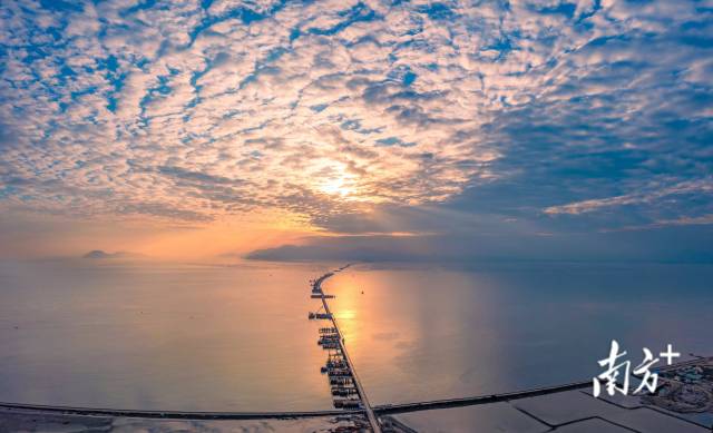夕陽(yáng)西下，一條“跨海巨龍”骨架初顯。黃茅海跨海通道連接珠海和江門，將于2024年建成通車。  