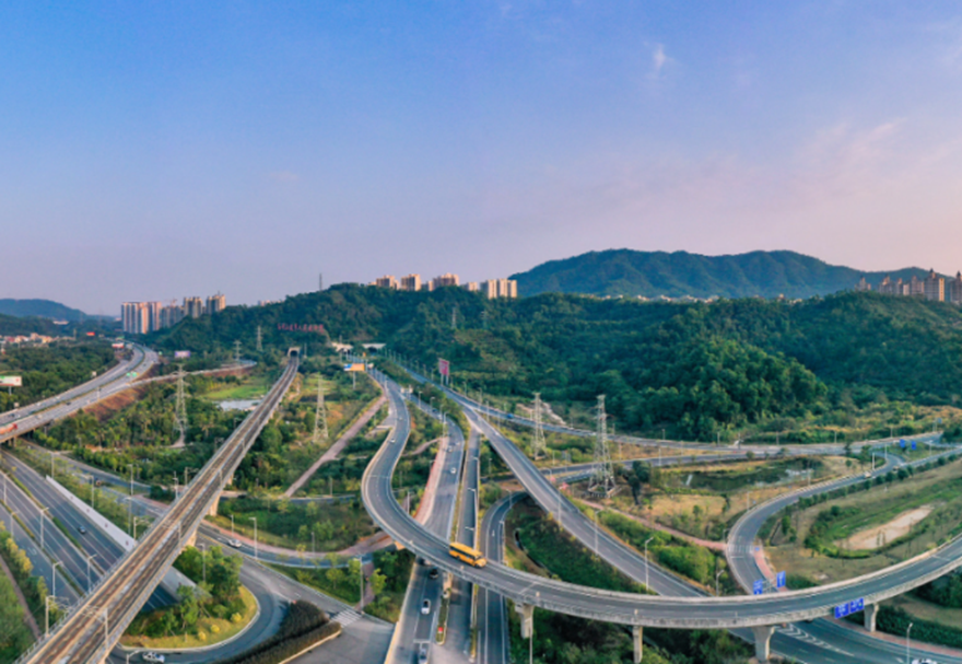 體制機制改革不斷創(chuàng)新。以建設“廣東省珠江口東西兩岸融合互動發(fā)展改革創(chuàng)新實驗區(qū)”為契機，努力構建以人為核心的產、城、人、文、旅融合發(fā)展格局，大力推動智慧城市、BIM/CIM綜合應用、無廢城市、零碳城市“四個示范區(qū)”建設。圖為南外環(huán)與翠亨快線連接點。