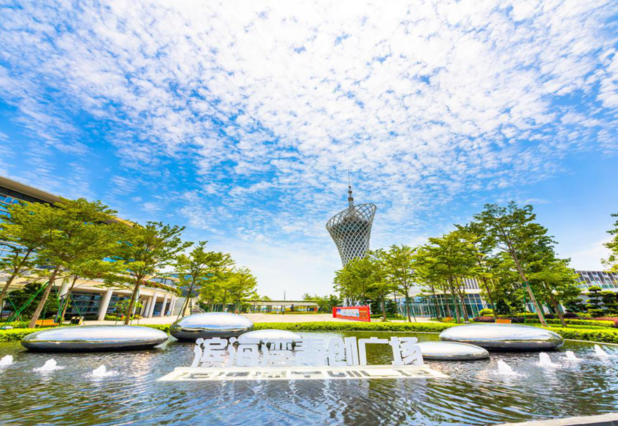 濱海灣新區(qū)由交椅灣、沙角半島和威遠(yuǎn)島三大板塊組成，規(guī)劃面積84.1平方公里，其中現(xiàn)狀陸域面積51.8平方公里，規(guī)劃建成后陸域面積60.3平方公里。圖為濱海灣青創(chuàng)廣場(chǎng)。