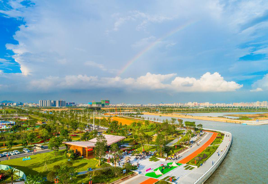 據(jù)規(guī)劃，濱海灣新區(qū)將打造一個(gè)港澳碼頭、兩條城際軌道、四條高速鐵路、六條高速公路、八條地鐵匯集的復(fù)合交通條件。未來(lái)在濱海灣新區(qū)，可以形成廣深港“半小時(shí)通勤圈”。圖為濱海灣濱海景觀活力長(zhǎng)廊。?