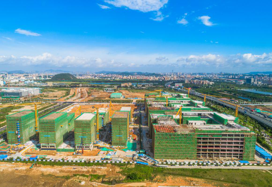 許多嶄新的建筑規(guī)劃正在落地，如大灣區(qū)大學(xué)落地威遠(yuǎn)島、投資100億元；大學(xué)科技園在抓緊謀劃；青創(chuàng)城項(xiàng)目已被納入省市重大預(yù)備項(xiàng)目；濱海灣新區(qū)還專門拿出約15平方公里土地，規(guī)劃建設(shè)三大戰(zhàn)略性新興產(chǎn)業(yè)基地。圖為建設(shè)中的OPPO智能制造中心。