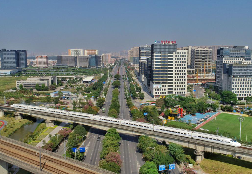 三龍灣一小時(shí)交通圈內(nèi)集聚機(jī)場(chǎng)、高鐵、城際軌道、高快速公路等重大交通基礎(chǔ)設(shè)施。高效便捷的對(duì)內(nèi)對(duì)外通道，為人才、資本、信息、技術(shù)等要素自由流動(dòng)打下了良好基礎(chǔ)。圖為穿過三龍灣的高鐵線。