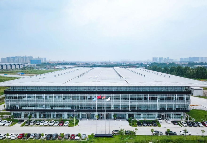 佛山三龍灣區(qū)域內(nèi)已集聚500余家港澳企業(yè)，與港澳合作交流密切，港澳青年創(chuàng)新創(chuàng)業(yè)就業(yè)日益活躍。區(qū)域內(nèi)的中德工業(yè)服務(wù)區(qū)是廣東省擴(kuò)大開放的合作平臺(tái)之一，目前陸續(xù)已有多個(gè)科技項(xiàng)目落地。圖為德國庫卡機(jī)器人三龍灣生產(chǎn)基地。