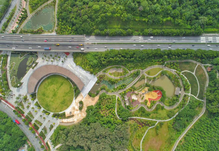 除了大力發(fā)展產(chǎn)業(yè)，三龍灣還堅(jiān)持“立足長遠(yuǎn)、生態(tài)優(yōu)先、適度密度”等原則，構(gòu)建包括生態(tài)綠心、組團(tuán)公園和生態(tài)廊道的多層次、系統(tǒng)化生態(tài)格局。圖為位于三龍灣的三山森林公園。