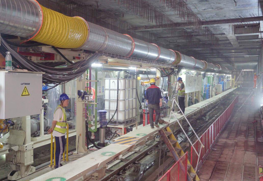 橫琴粵澳深度合作區(qū)掛牌以來，一大批基礎設施建設加速推進，合作區(qū)面貌日新月異。包括軌道交通、隧道建設等交通設施進展迅速，琴澳交通互聯(lián)互通正在加速。圖為正在建設中的澳門輕軌延伸橫琴線項目。