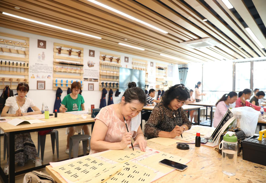 為了共同打造美麗家園，橫琴還主動引進澳門街坊會聯(lián)合總會，為在橫琴工作、生活的澳門居民提供具有澳門特色的服務手法和理念。特別是社區(qū)長者飯?zhí)谜撸苫菁俺ＷM琴的澳門長者，同時還可享受與橫琴本地戶籍居民同等的優(yōu)惠補貼。圖為澳門居民在橫琴參加社區(qū)活動。