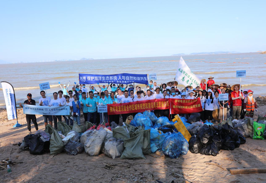 在建設更美麗的陸上家園的同時，橫琴還關注保護海洋生態(tài)，組織了一系列活動，邀請居民共同參與。圖為橫琴粵澳深度合作區(qū)組織開展“守護蔚藍”2022橫琴粵澳深度合作區(qū)海洋保護推廣季暨“世界海洋日”系列活動的首次凈灘行動。