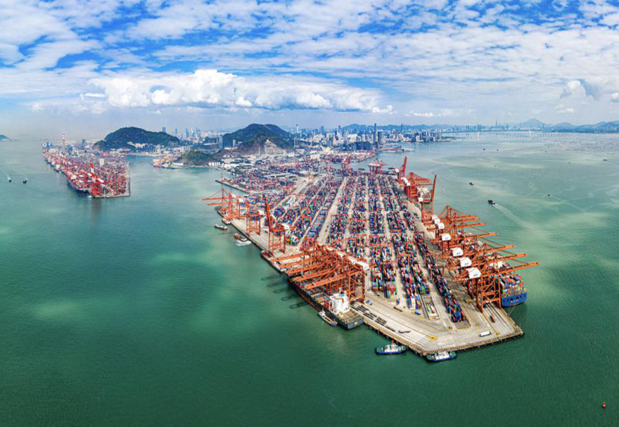 于1989年建成的媽灣港，在粵港澳大灣區(qū)建設(shè)的時(shí)代浪潮下再現(xiàn)光輝，經(jīng)過改造，如今的媽灣智慧港是粵港澳大灣區(qū)首個(gè) 5G 綠色低碳智慧港口。圖為媽灣智慧港航拍圖。