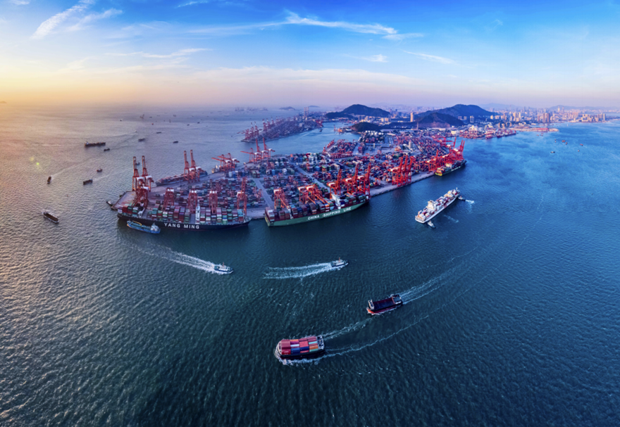 2022年6月28日是媽灣智慧港開港一周年紀(jì)念日，開港一年來，媽灣智慧港進(jìn)出港船舶3710艘次，吞吐量突破106萬標(biāo)箱，新增航線28條。圖為繁忙的媽灣智慧港。