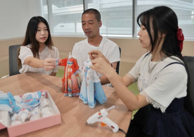 李柏亨（中）希望通過國潮娃娃，推廣中國傳統(tǒng)文化。