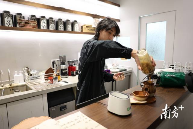 “95后”咖啡店老板王梓鏵在制作中藥咖啡。