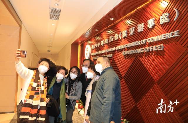 出席儀式的嘉賓在門口合影。  南方+ 關(guān)銘榮 拍攝