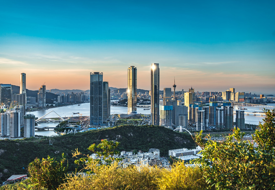 2021年9月，中共中央、國(guó)務(wù)院印發(fā)《橫琴粵澳深度合作區(qū)建設(shè)總體方案》，為橫琴粵澳深度合作區(qū)建設(shè)勾勒藍(lán)圖。2023年2月，《橫琴粵澳深度合作區(qū)發(fā)展促進(jìn)條例》發(fā)布，賦予橫琴發(fā)展新動(dòng)能。橫琴粵澳深度合作區(qū)這片熱土，正朝著規(guī)劃藍(lán)圖穩(wěn)步邁進(jìn)。圖為從橫琴遠(yuǎn)眺澳門。