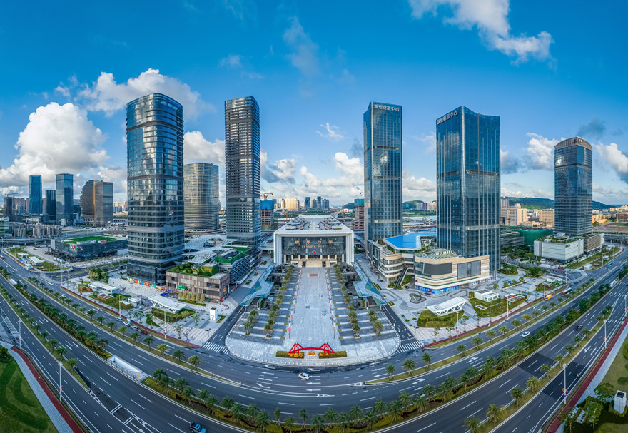 橫琴口岸是“一國兩制”下橫琴與澳門基礎(chǔ)設(shè)施互聯(lián)互通的標(biāo)志性項(xiàng)目,也是粵澳往來的重要通道。經(jīng)過多年發(fā)展，橫琴口岸已形成了“合作查驗(yàn)、一次放行”的通關(guān)模式，出入境人員只需“在一個(gè)大廳、排一次隊(duì)、接受一次檢查”即可完成內(nèi)地、澳門雙方出入境手續(xù)，人均通關(guān)時(shí)間只需30秒左右。圖為橫琴口岸。