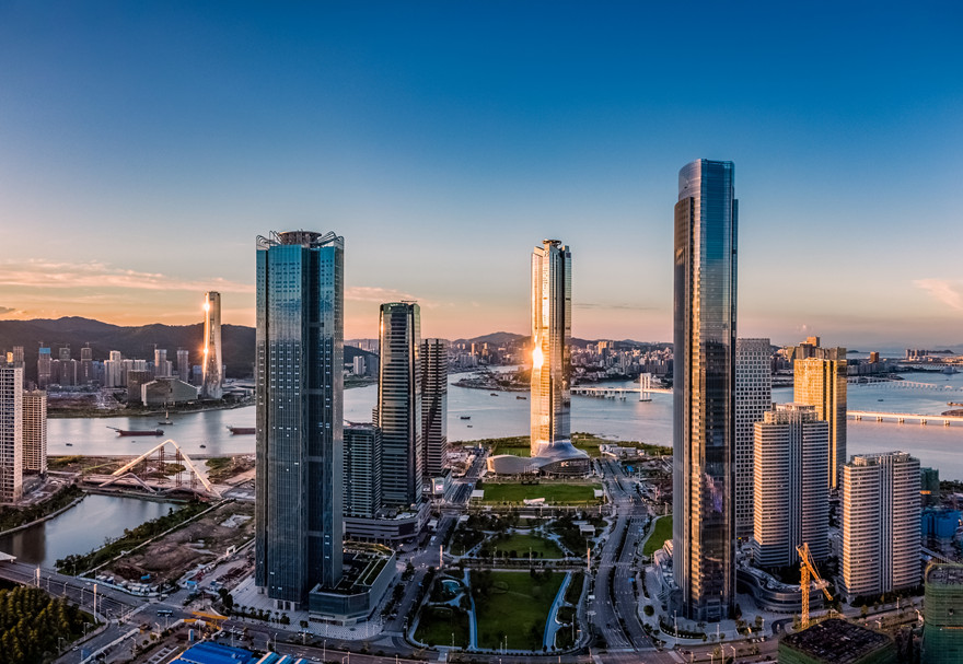 《橫琴方案》賦予合作區(qū)發(fā)展現(xiàn)代金融產(chǎn)業(yè)的使命，橫琴金融島作為橫琴發(fā)展現(xiàn)代金融產(chǎn)業(yè)的“排頭兵”，迎來(lái)更大的發(fā)展機(jī)遇。據(jù)統(tǒng)計(jì)，2022年，合作區(qū)金融業(yè)產(chǎn)業(yè)增加值同比增長(zhǎng)8.1%。圖為2022年的橫琴金融島。