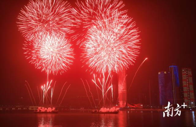 1月22日晚，橫琴2023新春煙花匯演驚艷綻放，為粵澳兩地居民獻上一份滿滿的新年祝福。 圖源：南方日報