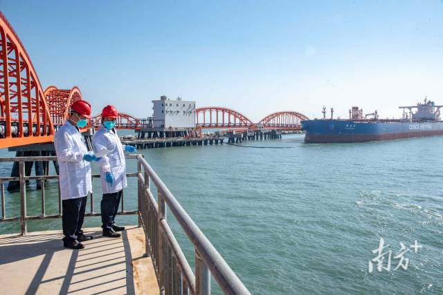 汕頭海關所屬揭陽海關關員對進口原油船舶實施現(xiàn)場監(jiān)管。袁國宏 攝