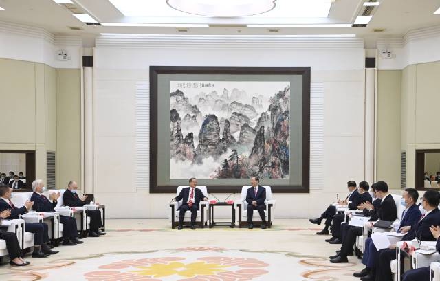 4月25日下午，省委書(shū)記黃坤明，省委副書(shū)記、省長(zhǎng)王偉中在廣州會(huì)見(jiàn)了以香港中華總商會(huì)會(huì)長(zhǎng)、新華集團(tuán)主席蔡冠深為團(tuán)長(zhǎng)的香港中華總商會(huì)訪問(wèn)團(tuán)一行。南方+記者 王輝 肖雄 攝
