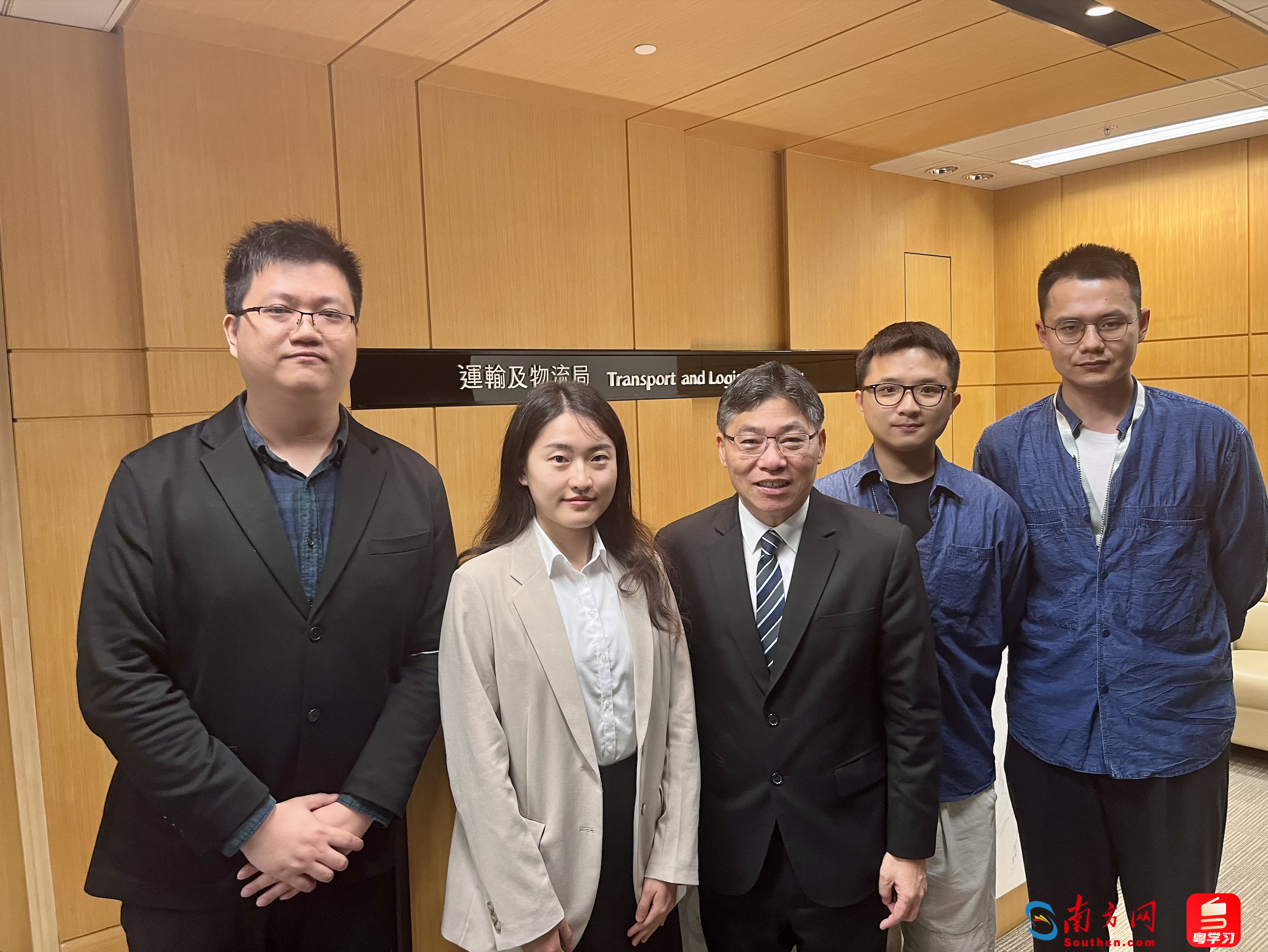  林世雄與南方報業(yè)記者合影