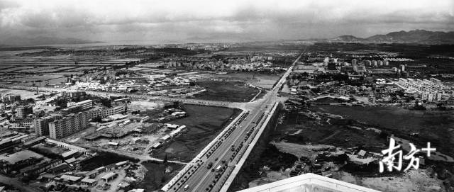 1987年，深圳市中心區(qū)原貌。圖中左為福田村、崗廈村；右為中心公園、蓮花山公園和田面村。