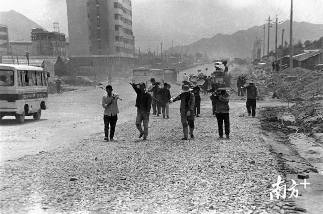 1982年，建設(shè)中的深南大道，西往東方向。