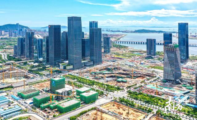 2020年8月，建設(shè)中的深圳前海蛇口自貿(mào)片區(qū)，高樓拔地而起。南方日報記者 朱洪波 攝