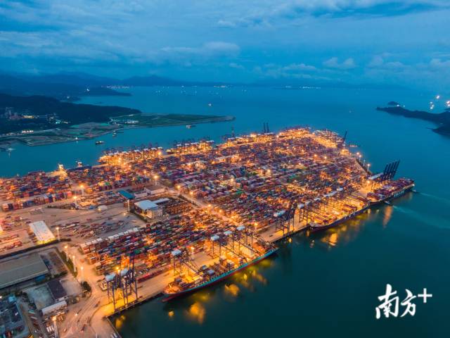 2020年6月，入夜的鹽田港燈火通明，它是世界集裝箱吞吐量最大的港口之一。
