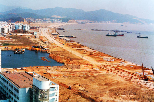 1991年，正在建設(shè)中的珠海香洲灣情侶中路。