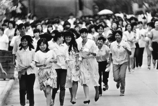 1989年，深圳蛇口凱達(dá)玩具廠下班的女工。
