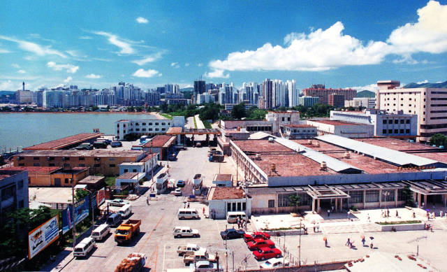 80年代的珠海拱北口岸原聯(lián)檢樓。