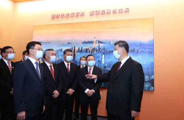 10月14日上午，習(xí)近平等參觀“從先行先試到先行示范——慶祝深圳經(jīng)濟特區(qū)建立40周年展覽”。新華社記者 鞠鵬