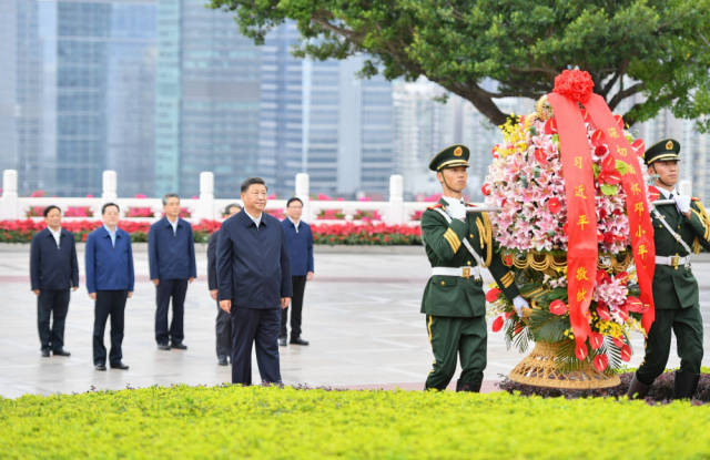 10月14日下午，習(xí)近平來到蓮花山公園，向鄧小平同志銅像敬獻花籃。新華社記者 李響 攝