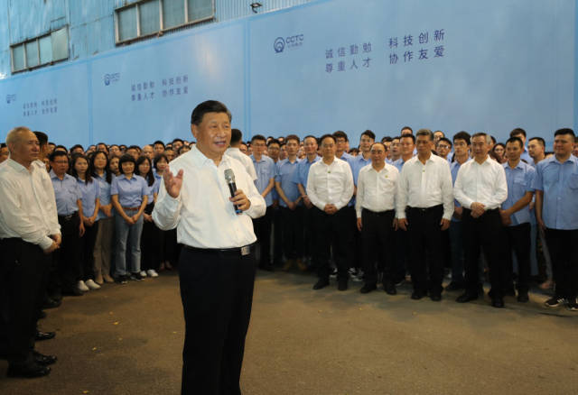 10月12日下午，習(xí)近平在潮州市潮州三環(huán)（集團）股份有限公司，同企業(yè)員工親切交流。新華社記者 鞠鵬 攝